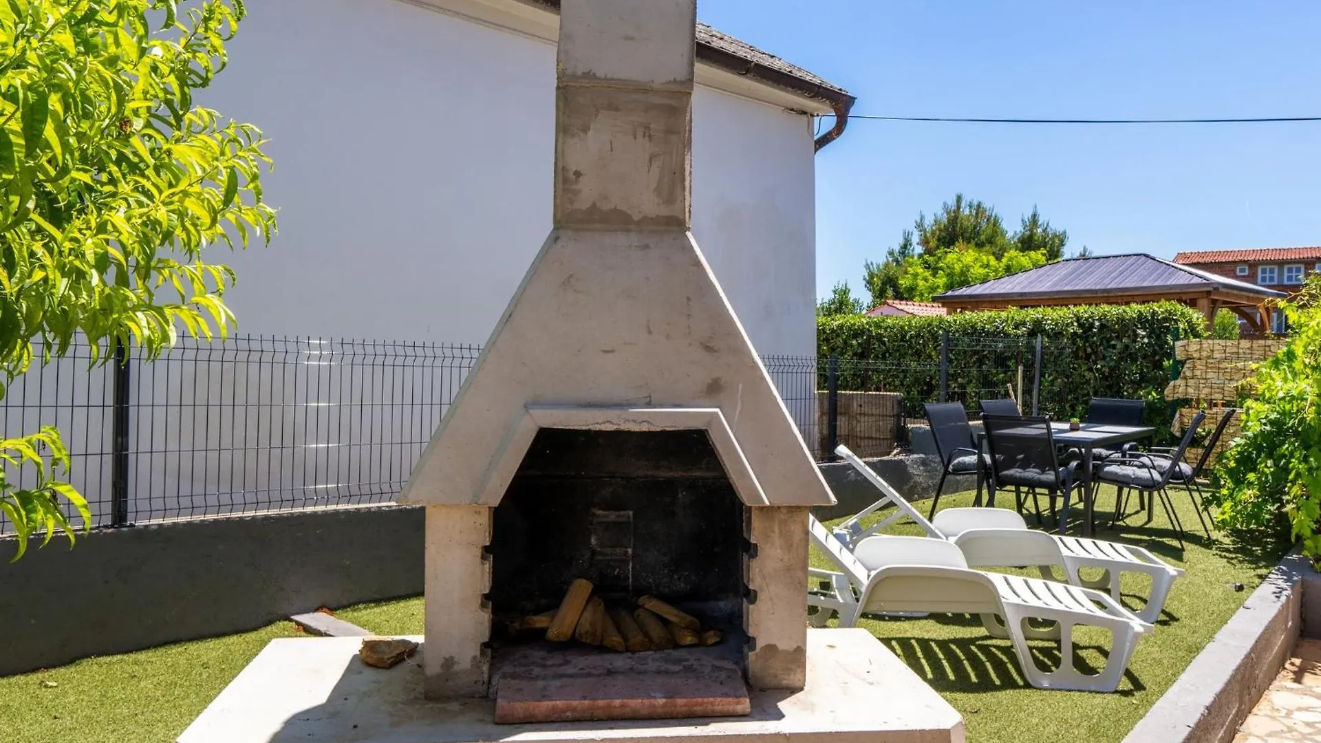 Apartment Floreani Vir 0*,  Croatia