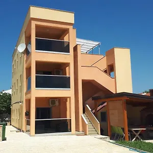 Apartament Merjem, Vir