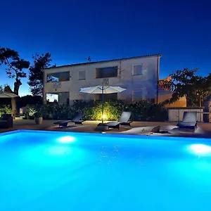 Apartament Mam Mali, Vir