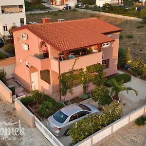 Apartament Tomek, Vir