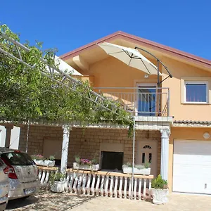 Apartament Novoselic, Vir