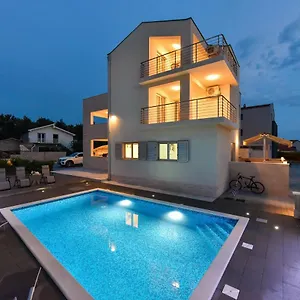 Apartament Iva, Vir