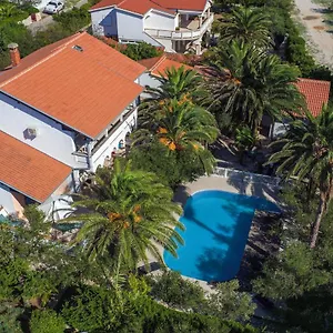 Apartament Boy & Pool Girl, Vir