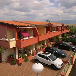Apartament Edith's Olive Garden, Vir